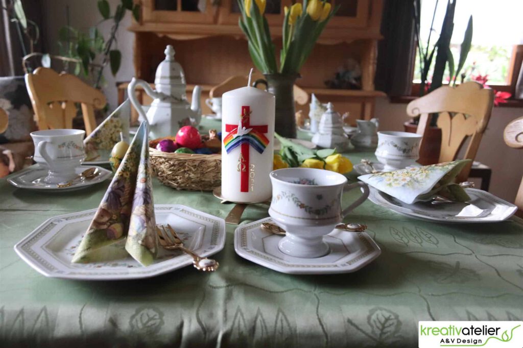 Fruehlingshafte Osterdeko Handverzierte Kerzen als Highlight Ihrer Fruehlingsdeko