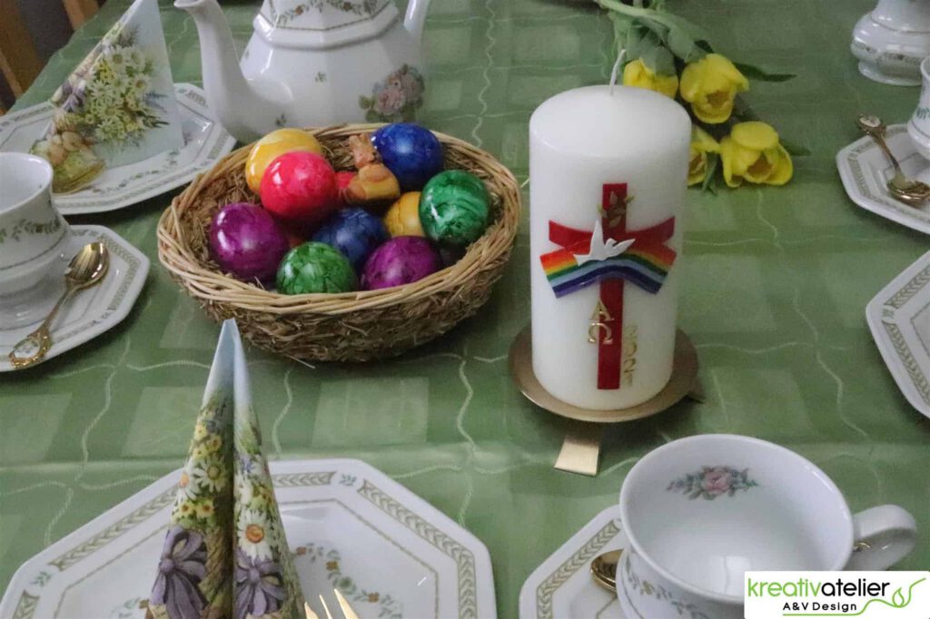 Fruehlingshafte Osterdeko Handverzierte Kerzen als Highlight Ihrer Fruehlingsdeko