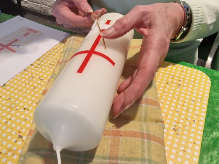 Handverzierte Kerzen auf dem Frühlingsmarkt im Tuk