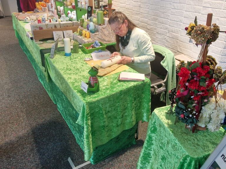 Handverzierte Kerzen auf dem Frühlingsmarkt im Tuk