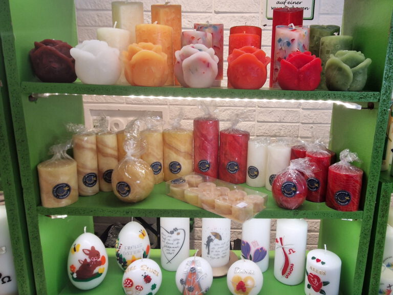 Handverzierte Kerzen auf dem Frühlingsmarkt im Tuk