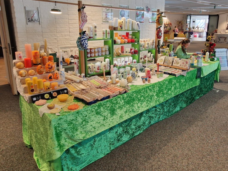 Handverzierte Kerzen auf dem Frühlingsmarkt im Tuk