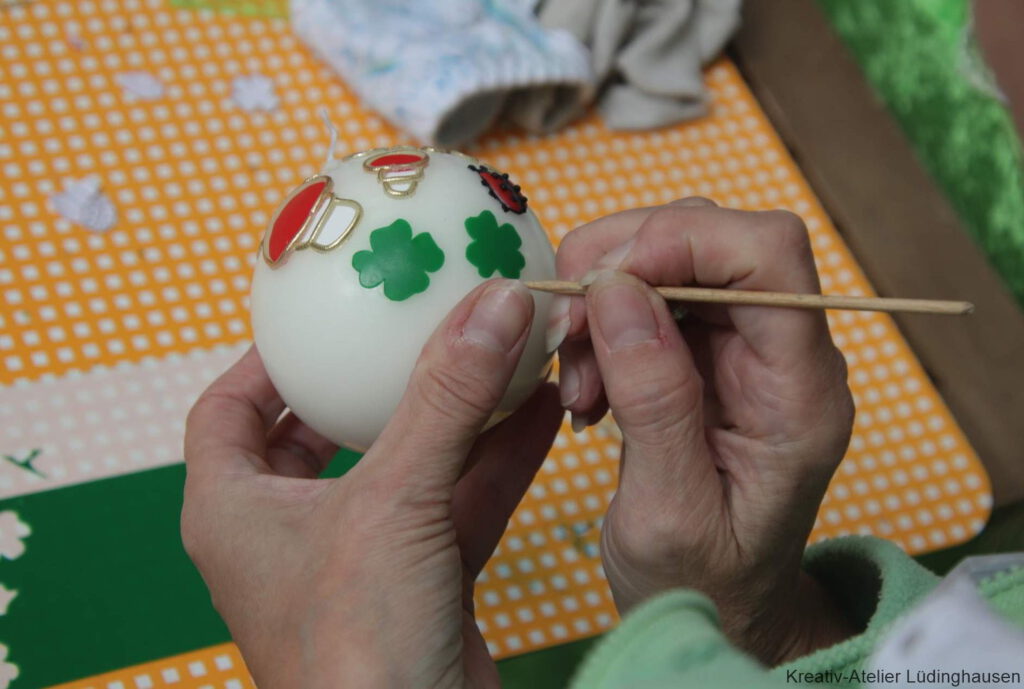 Handmadekerzen mit Echtwachsbeschriftung und Echtwachsdekoration