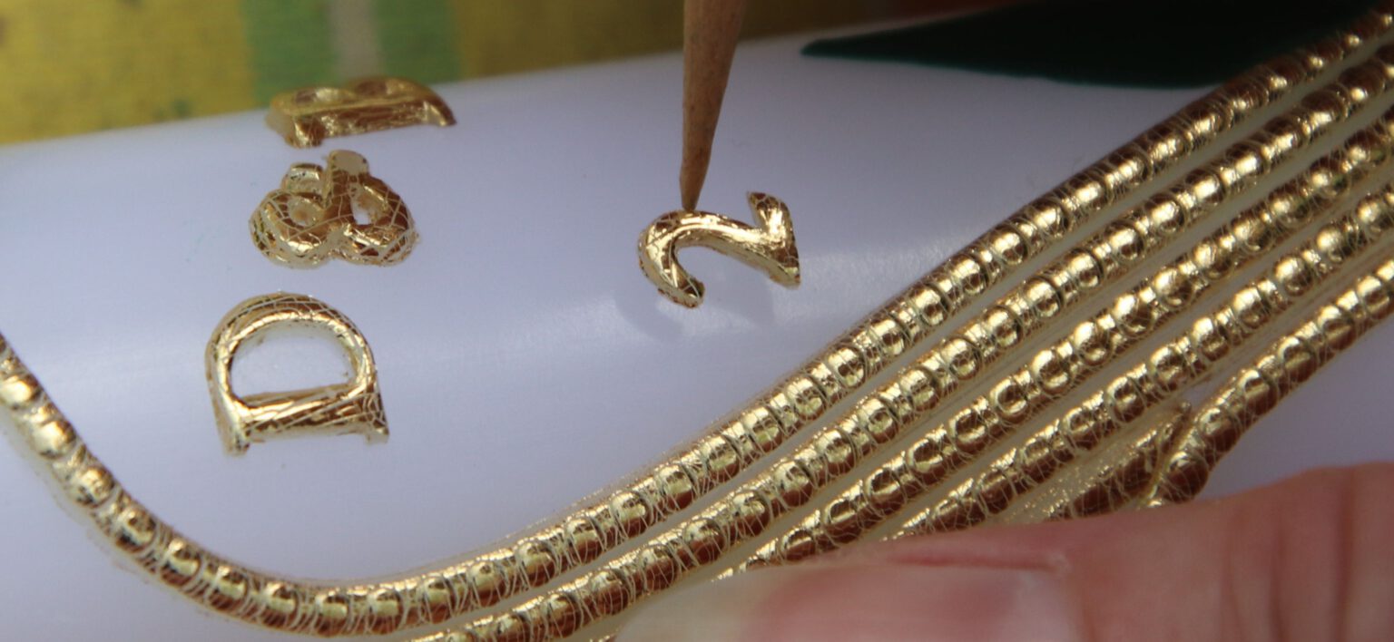 Mit Liebe verziert – Der Unterschied zwischen gedruckten Kerzen und echter Handarbeit