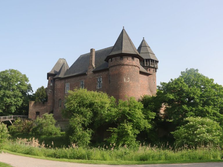 Einzigartige Kerzen und Handarbeiten: Die Attraktion für Kunsthandwerkermärkte Historische Wasserburg Linn in Krefeld beim Flachsmarkt 2026 an einem sonnigen Pfingstwochenende