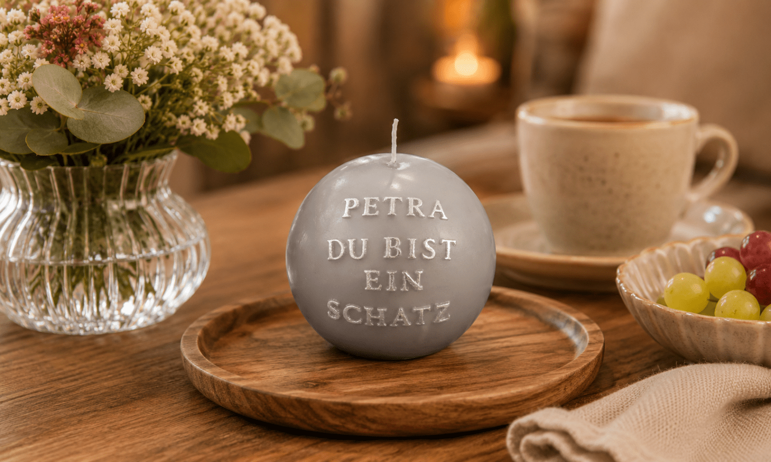 Kleine Mitbringsel mit Herz Kleine graue personalisierte Kugelkerze mit der Botschaft „Petra Du bist ein Schatz“ als liebevolle Aufmerksamkeit