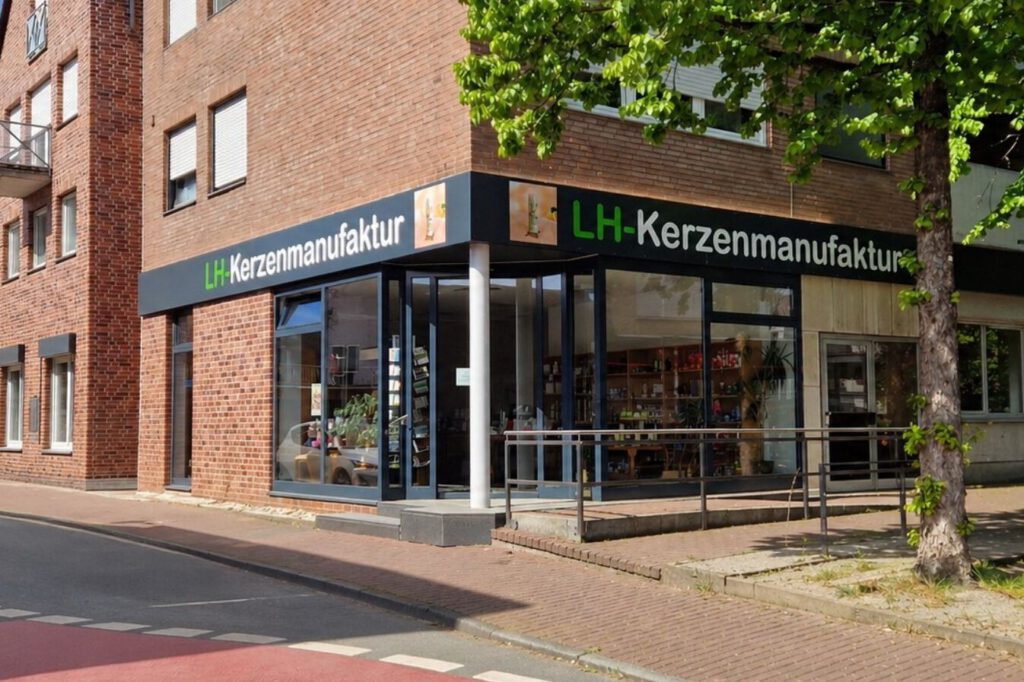 Außenansicht der LH-Kerzenmanufaktur in Lüdinghausen mit Schaufenster und Eingang