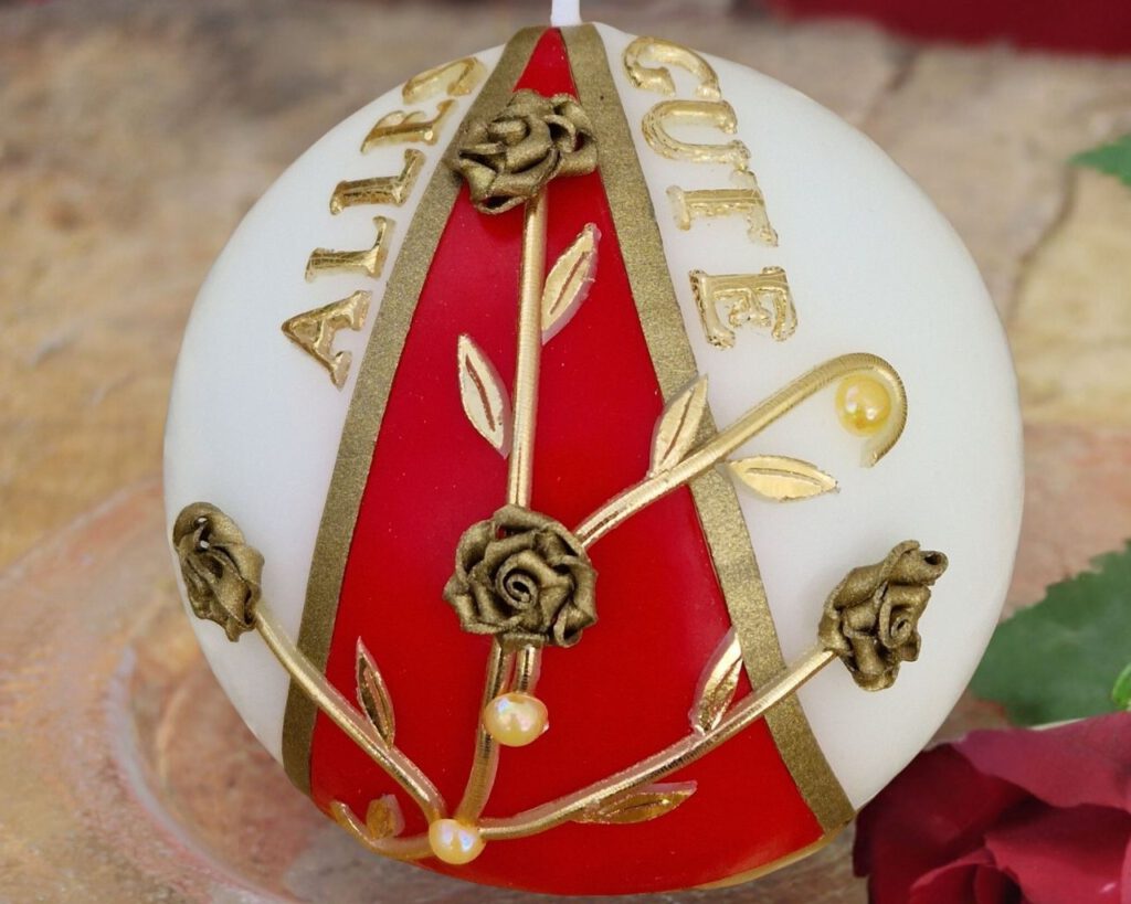 Nahaufnahme echter Wachsornamente mit Golddekor auf einer handverzierten Kerze