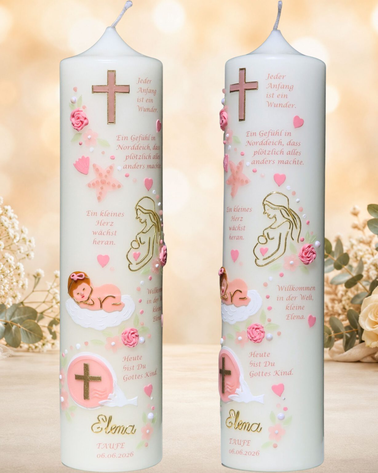 Handverzierte Taufkerze Elena mit Kreuz, Baby, schwangere Frau, Taube, Rosen und persönlichen Texten als Erzählkerze