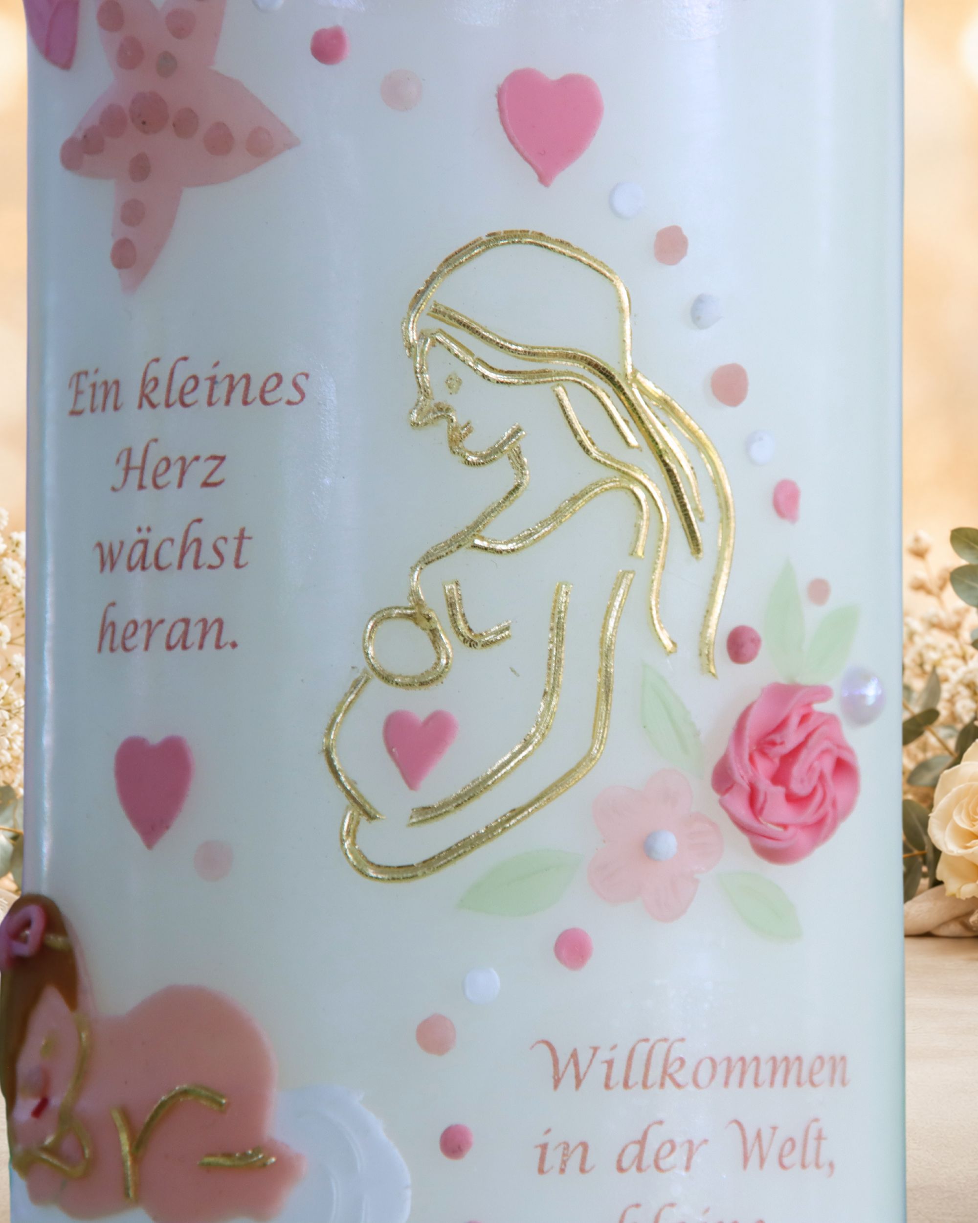 Detail der Taufkerze Elena mit Babybauch aus goldenen Wachsstreifen, Herzen, Rose und Taufspruch