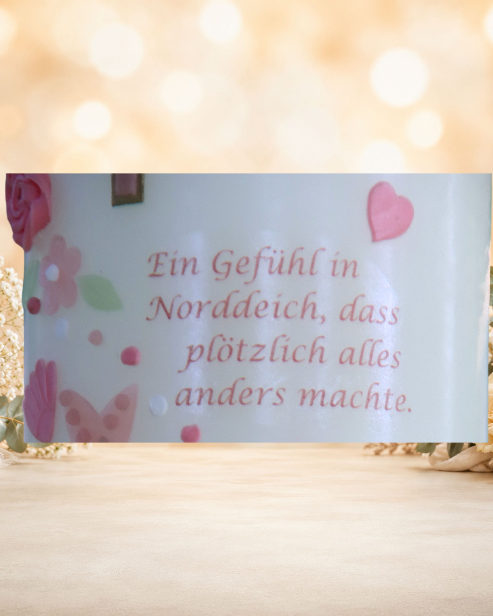 Detail der Taufkerze Elena mit gedrucktem Text „Ein Gefühl in Norddeich, dass plötzlich alles anders machte“