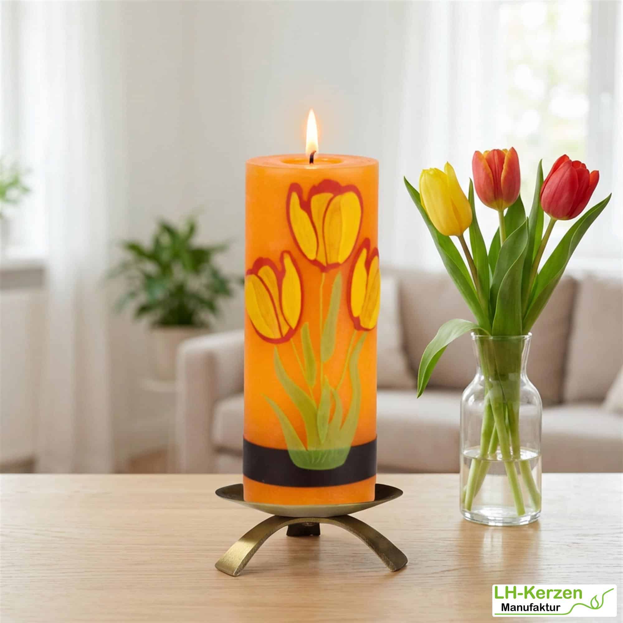 Frühlingshafte Künstlerkerze in orange mit wunderschönem Tulpenstrauß