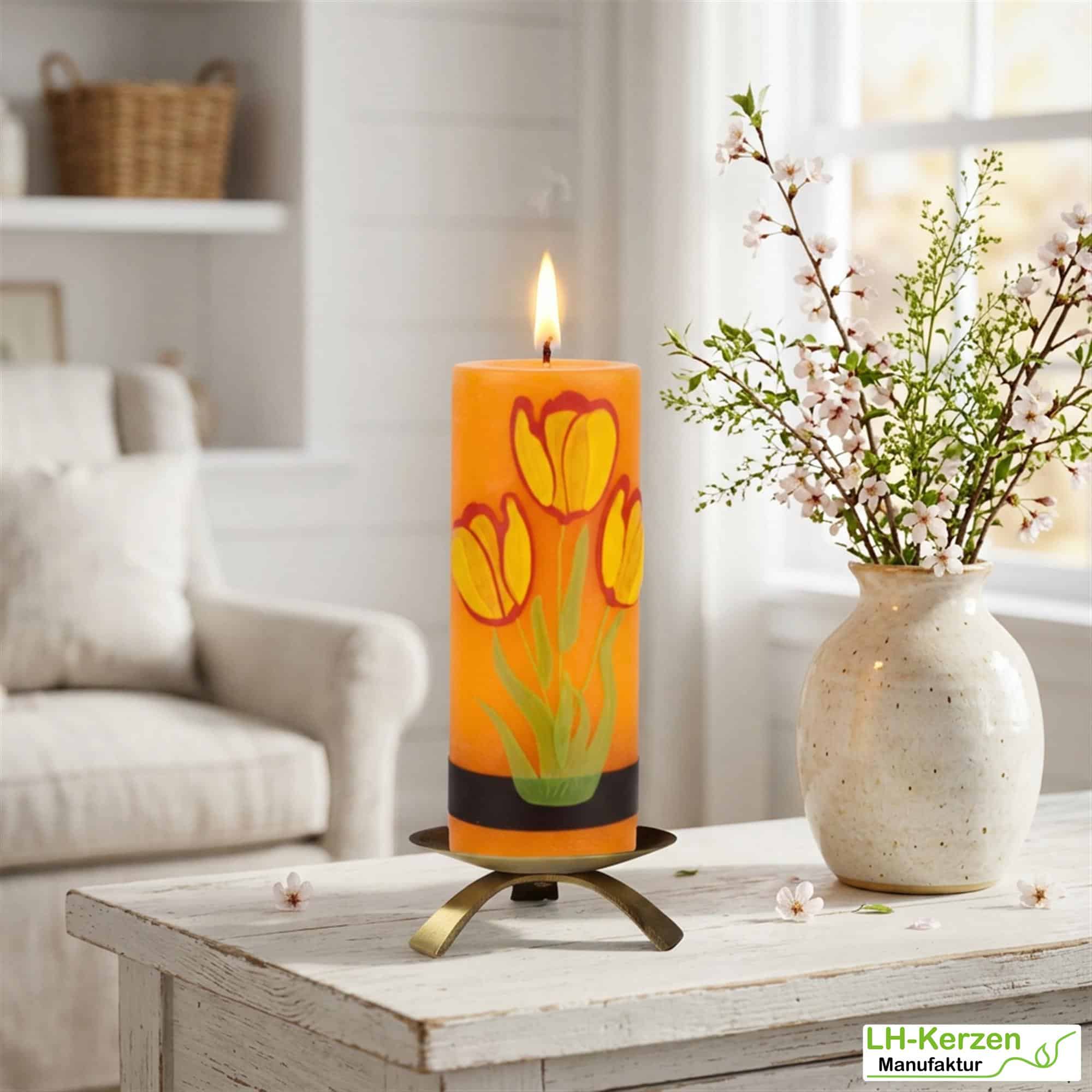 Frühlingshafte Künstlerkerze in orange mit wunderschönem Tulpenstrauß