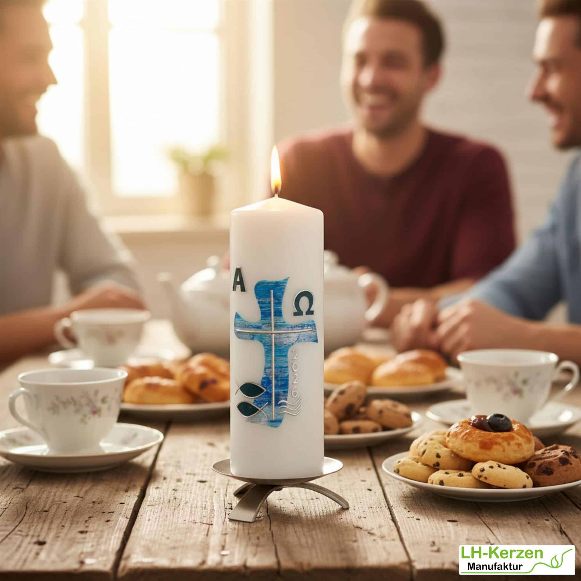 Wasser des Lebens – Moderne Osterkerze religiös mit blauem Kreuz in Wellenform, Fischen und Wellen