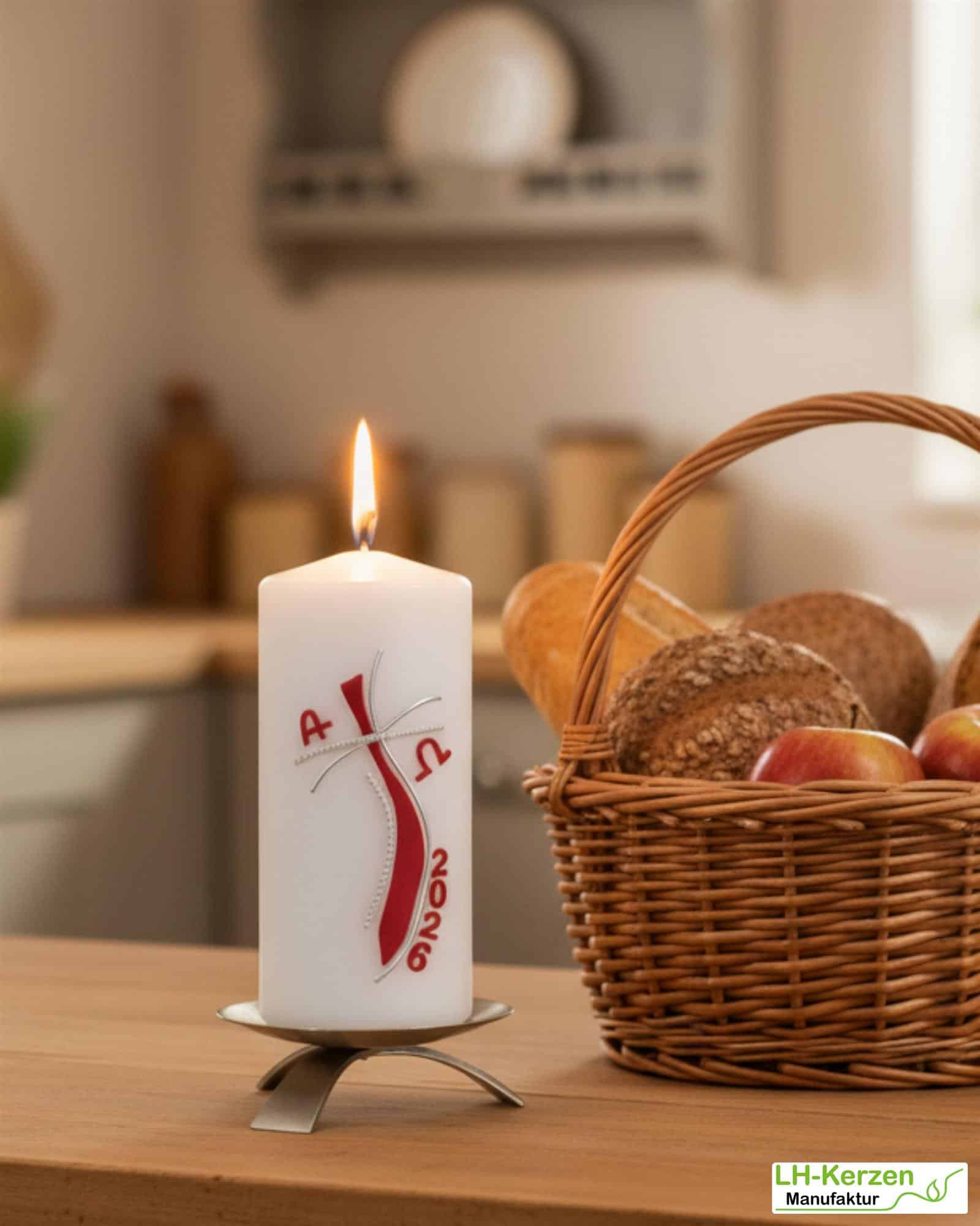 Pfad des Lichts – Moderne christliche Osterkerze mit geschwungenem Kreuz und Silberverzierung