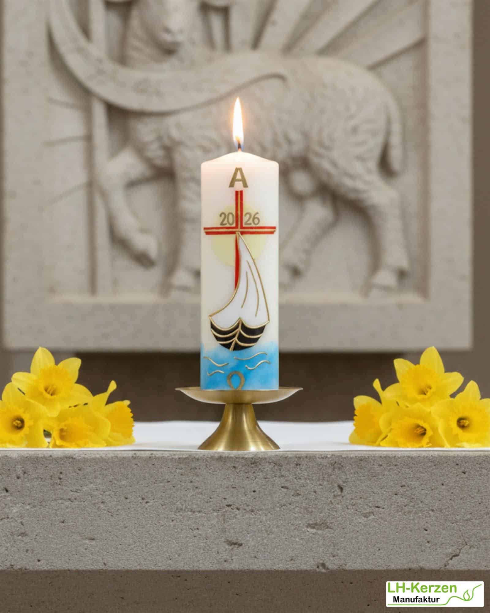 Licht der Auferstehung – Handgefertigte Osterkerze mit Kreuz, Segelschiff, Sonne, Alpha & Omega