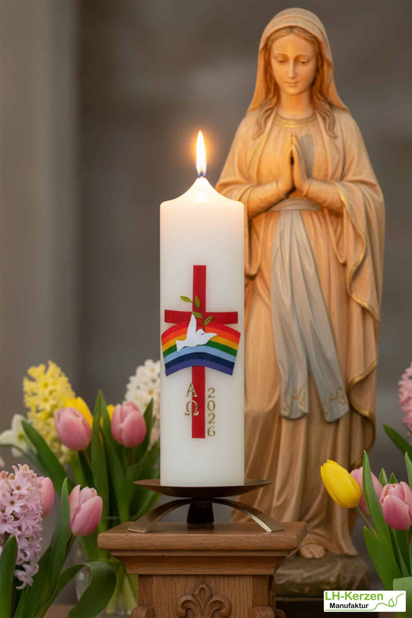 Bote des Friedens – handverzierte Osterkerze religiös mit Taube, Regenbogen und rotem Kreuz