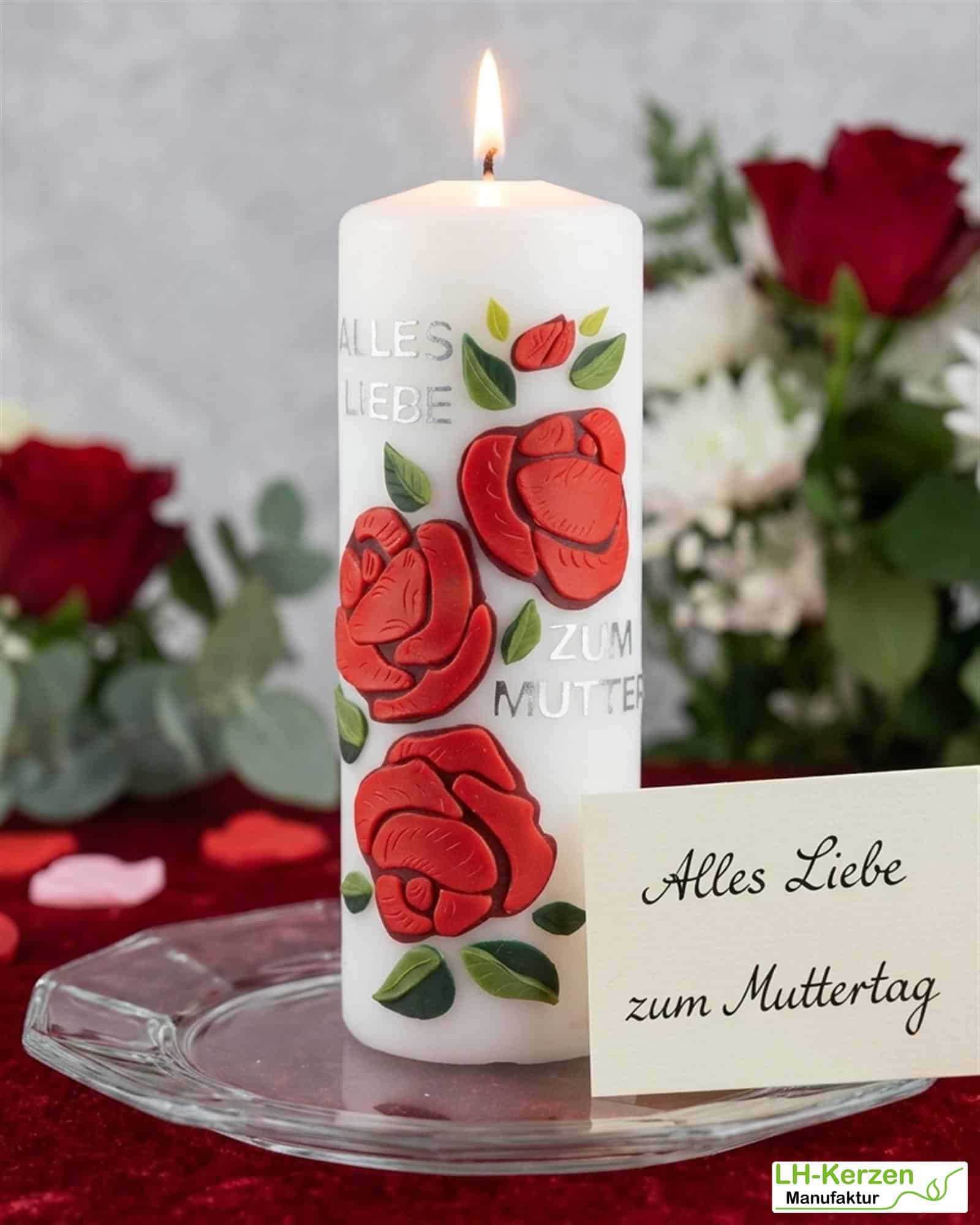 weiße Kerze zum Muttertag mit roten Rosen