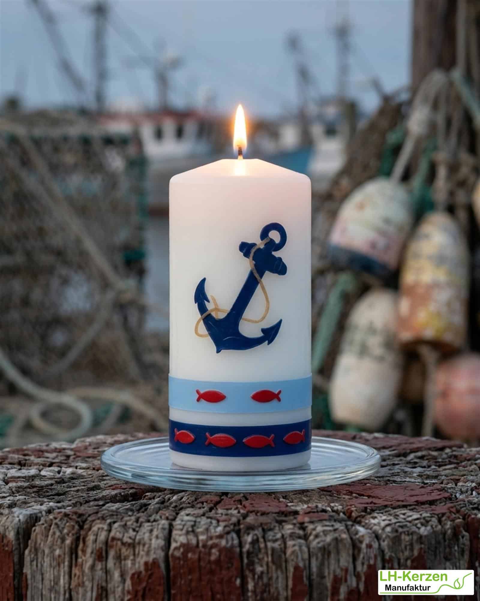 Maritime Kerze mit Anker und Fischen in elfenbein