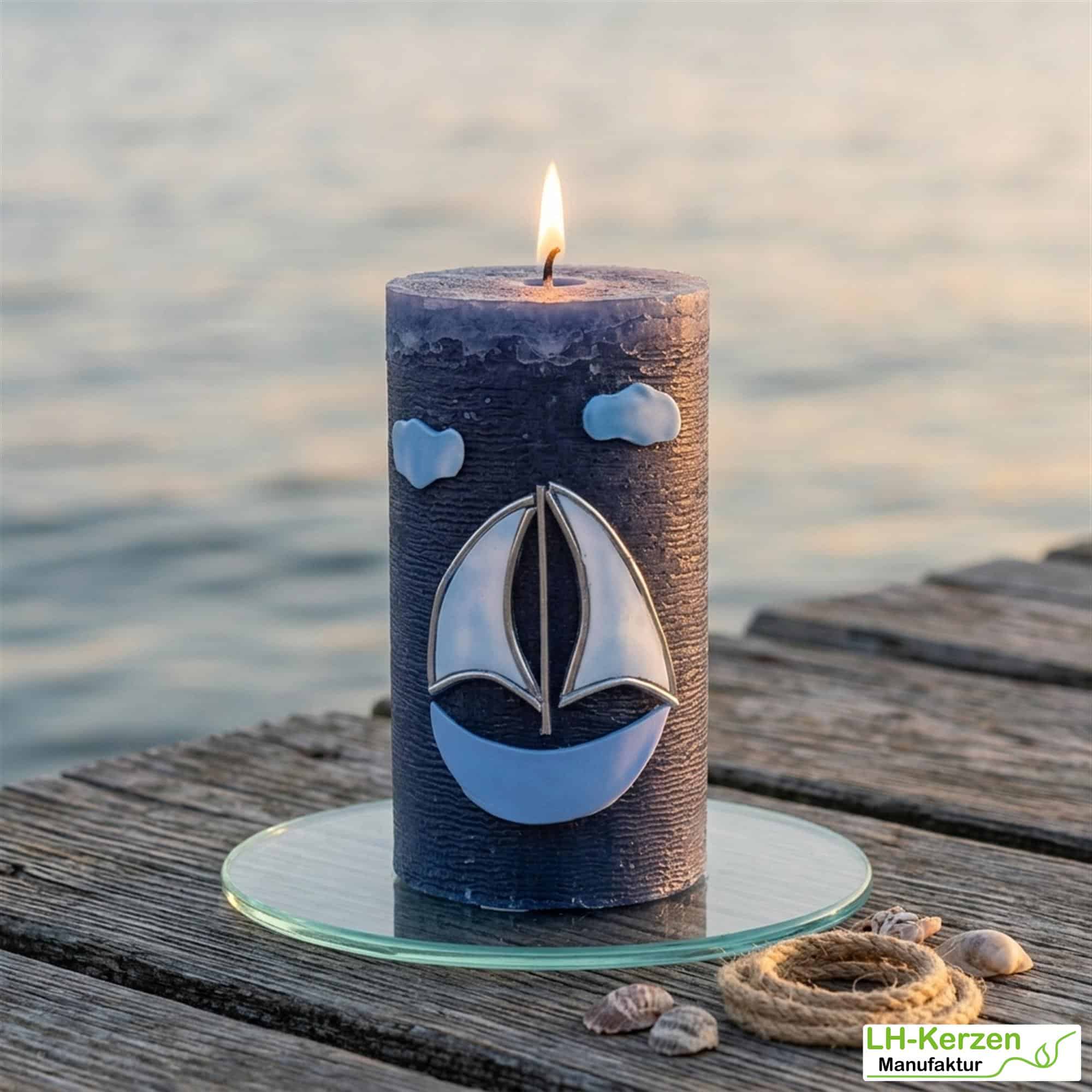Maritime Kerze mit Segelschiff in dunkelblau