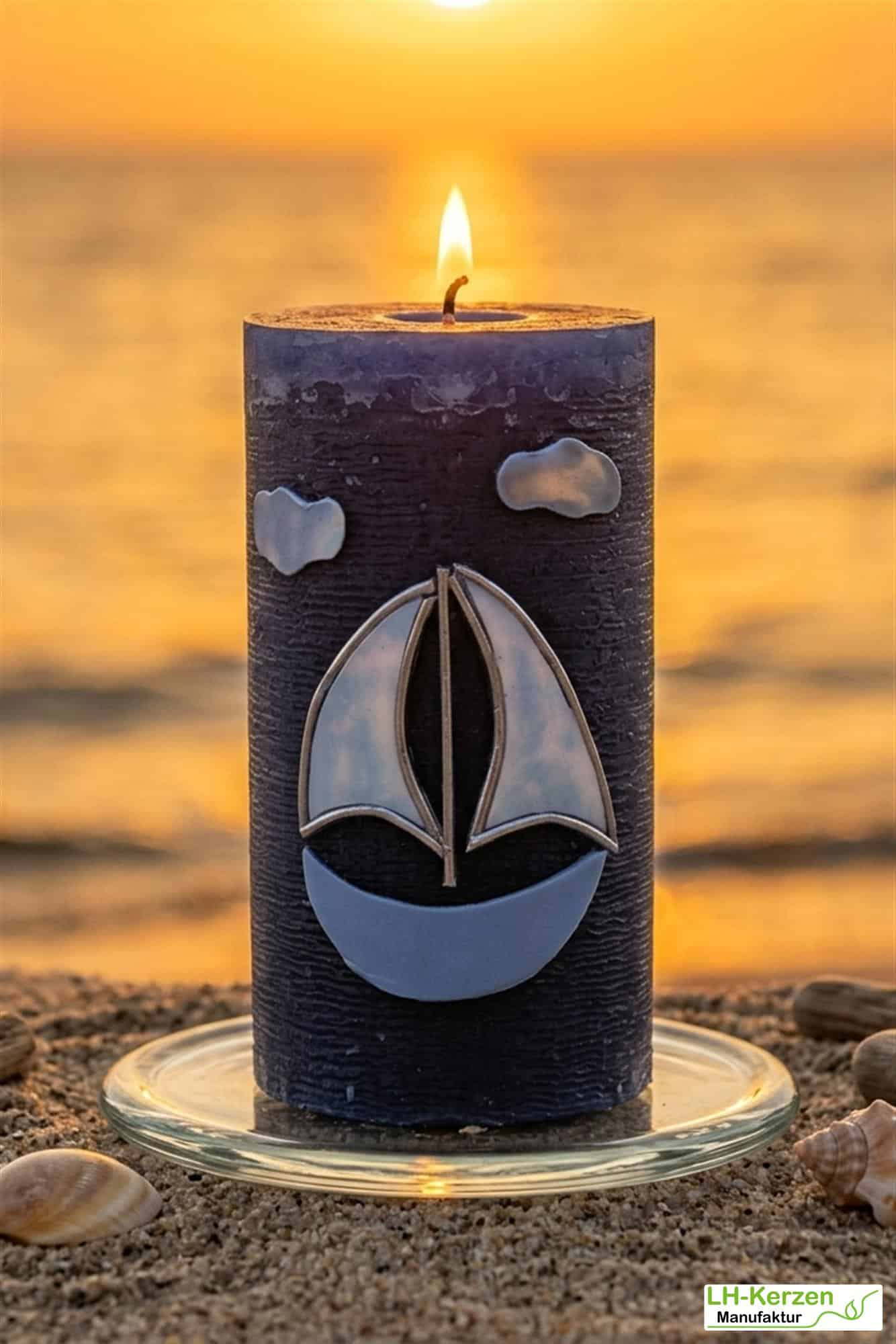 Maritime Kerze mit Segelschiff in dunkelblau