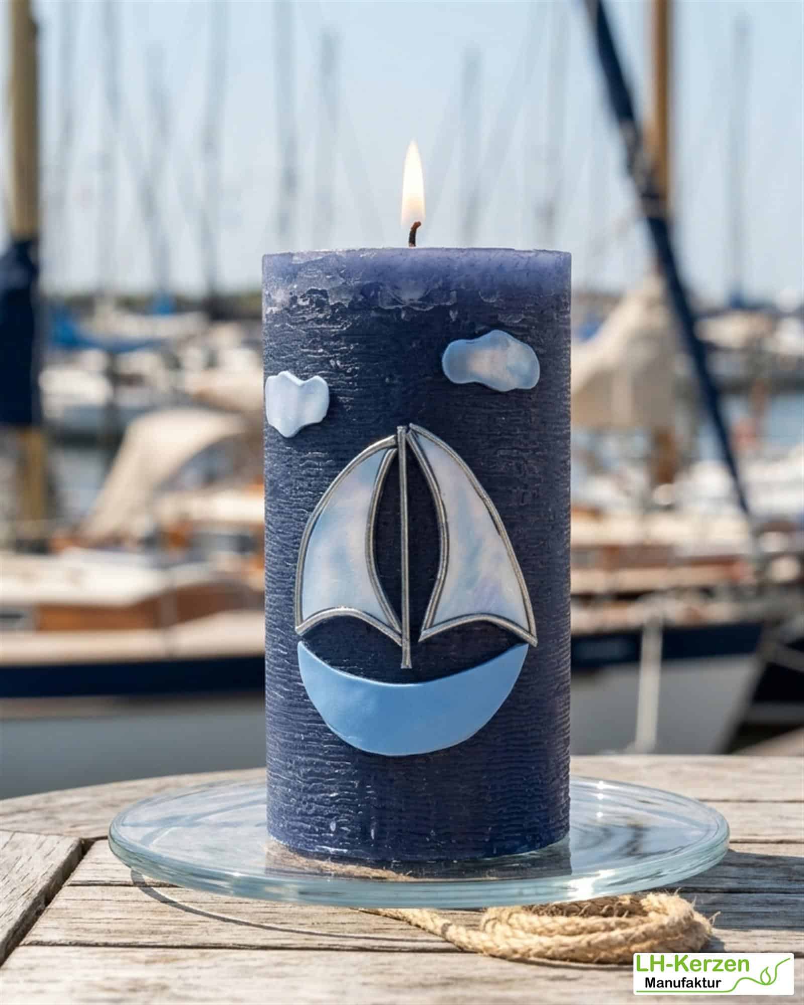 Maritime Kerze mit Segelschiff in dunkelblau