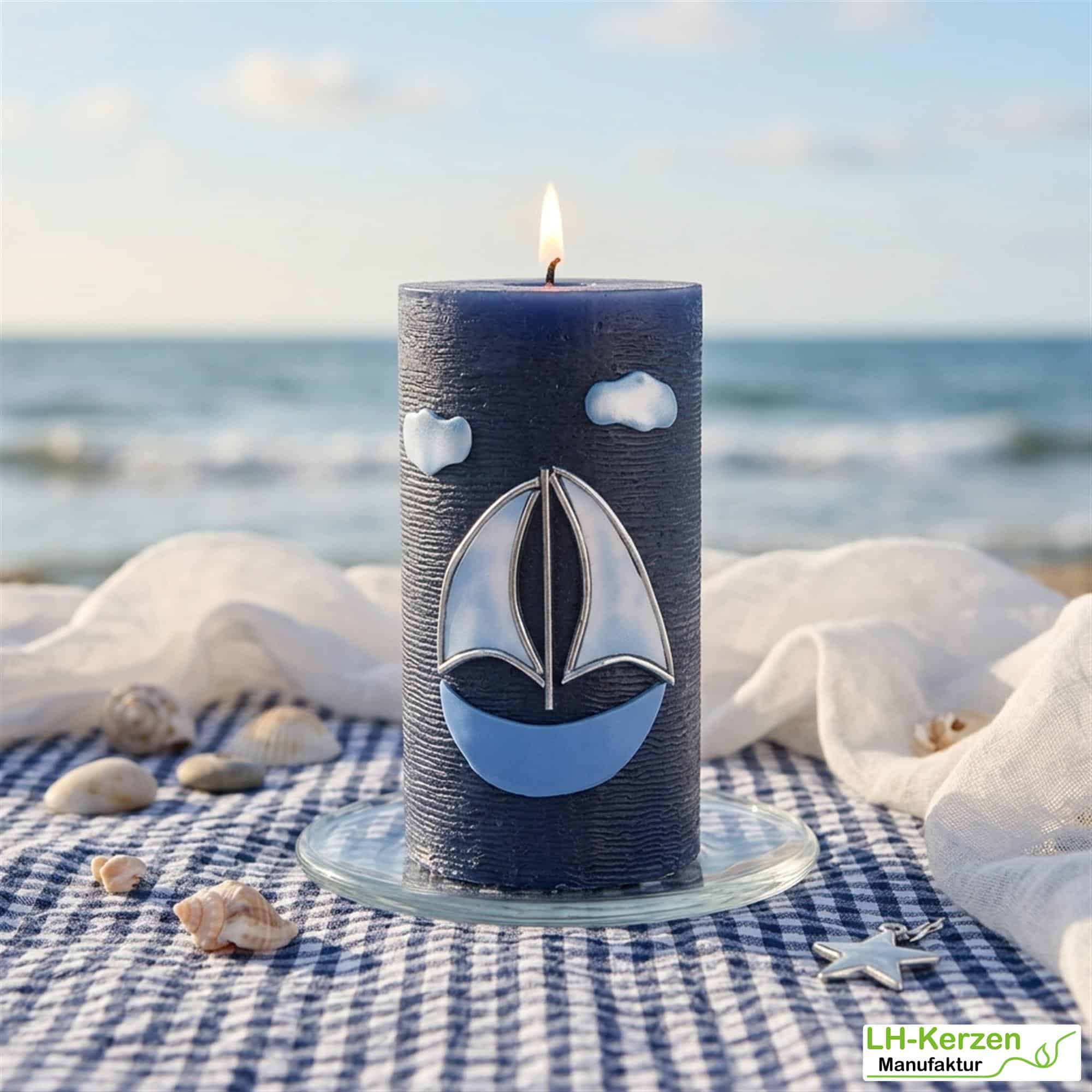 Maritime Kerze mit Segelschiff in dunkelblau
