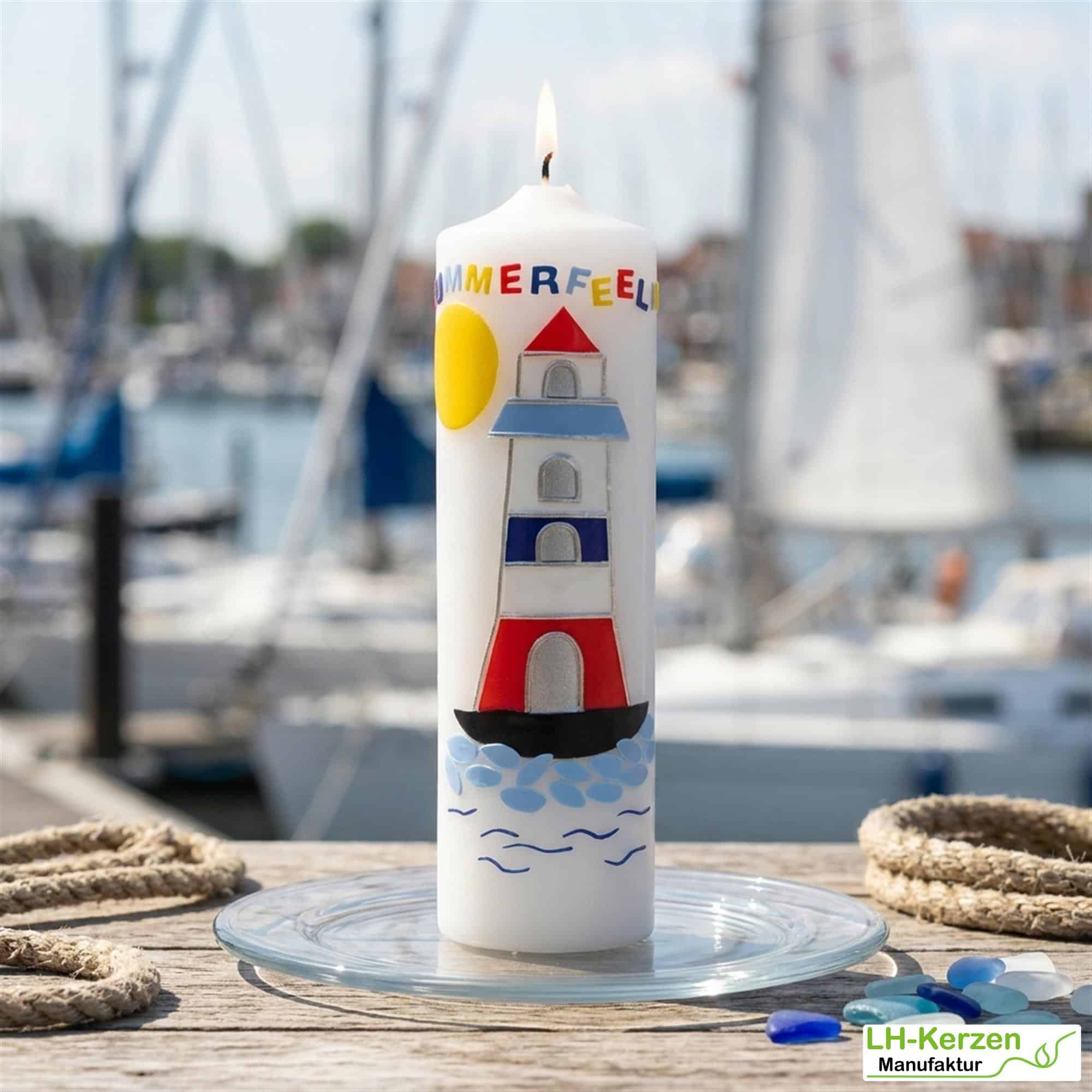 weiße maritime Kerze "Summerfeeling" mit Leuchtturm und Echtwachsbeschriftung