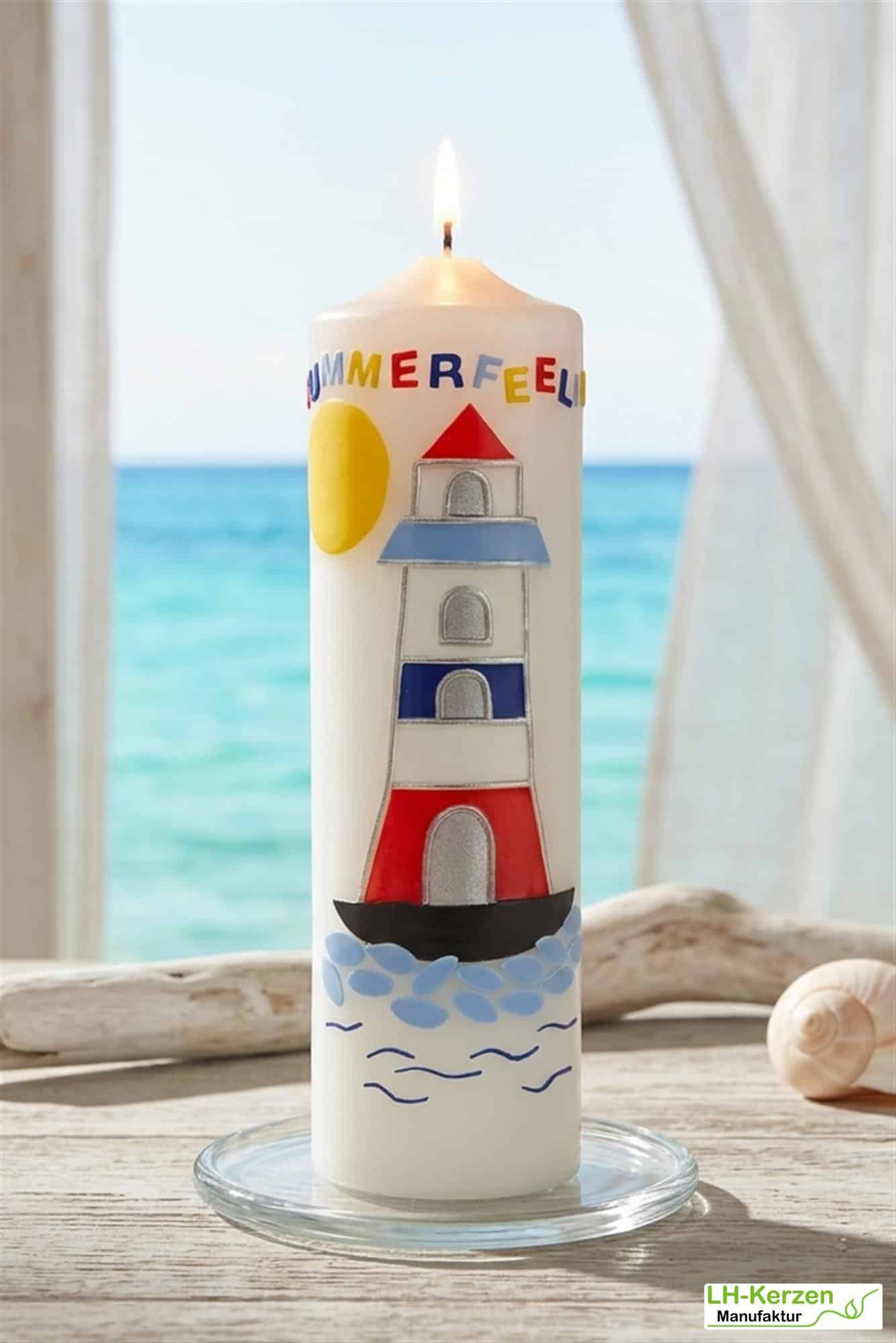 weiße maritime Kerze "Summerfeeling" mit Leuchtturm und Echtwachsbeschriftung