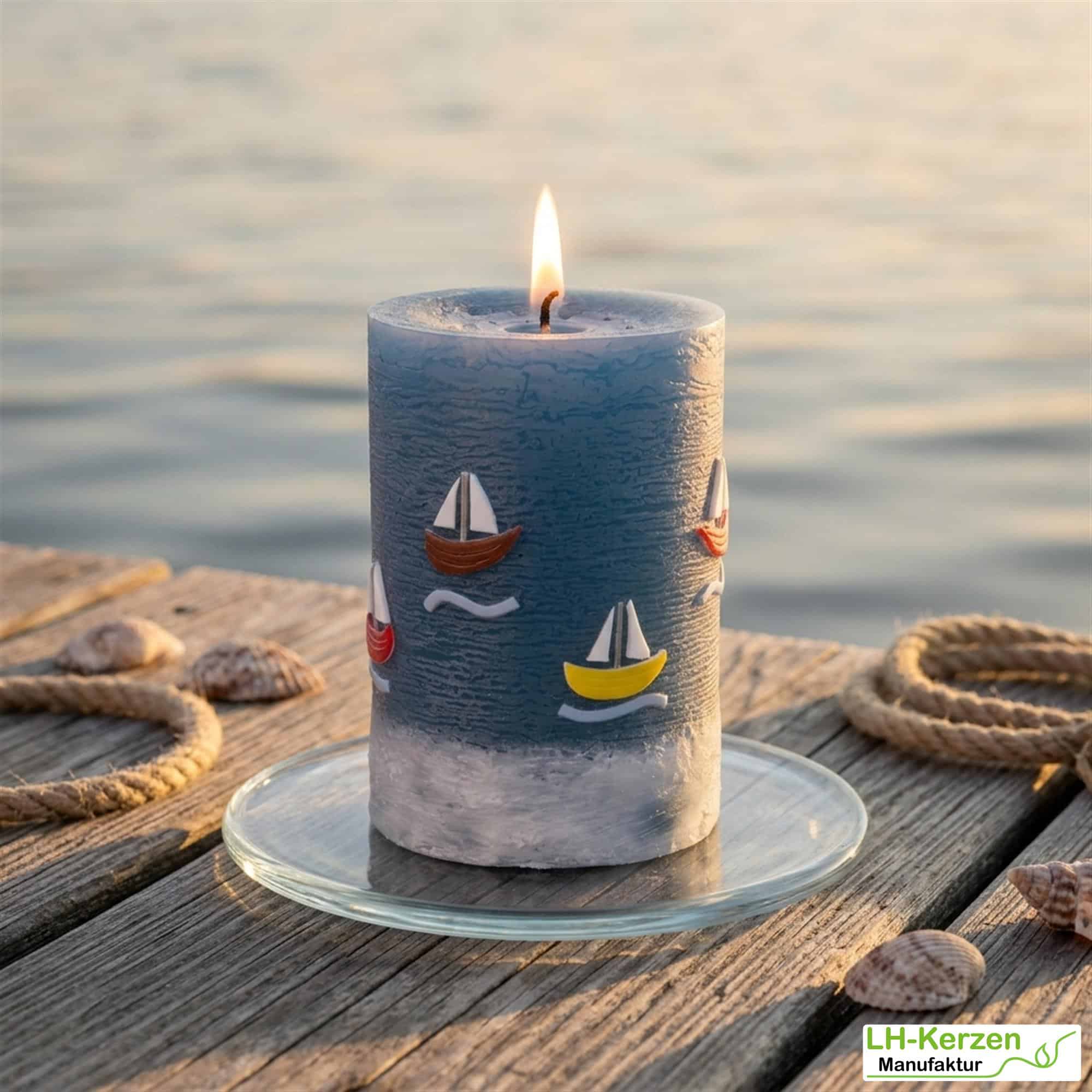 Segelnde Träume: Maritime Kerze Segelboote Urlaubserinnerung und maritime Geschenkidee