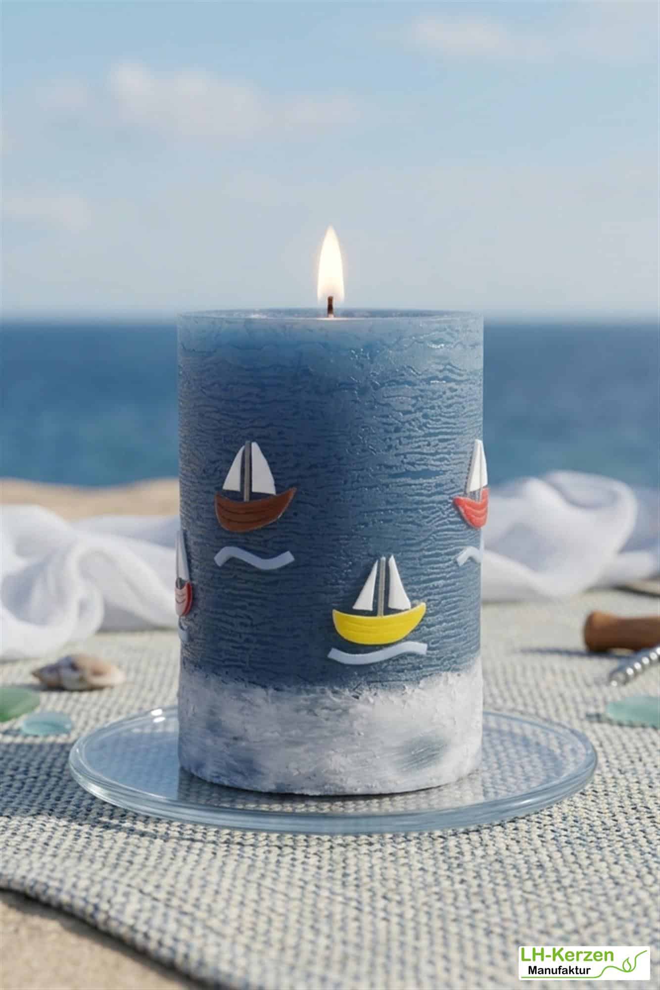 Segelnde Träume: Maritime Kerze Segelboote Urlaubserinnerung und maritime Geschenkidee