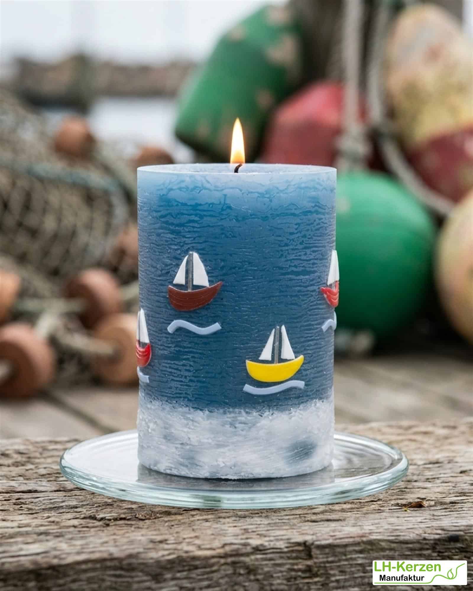 Segelnde Träume: Maritime Kerze Segelboote Urlaubserinnerung und maritime Geschenkidee