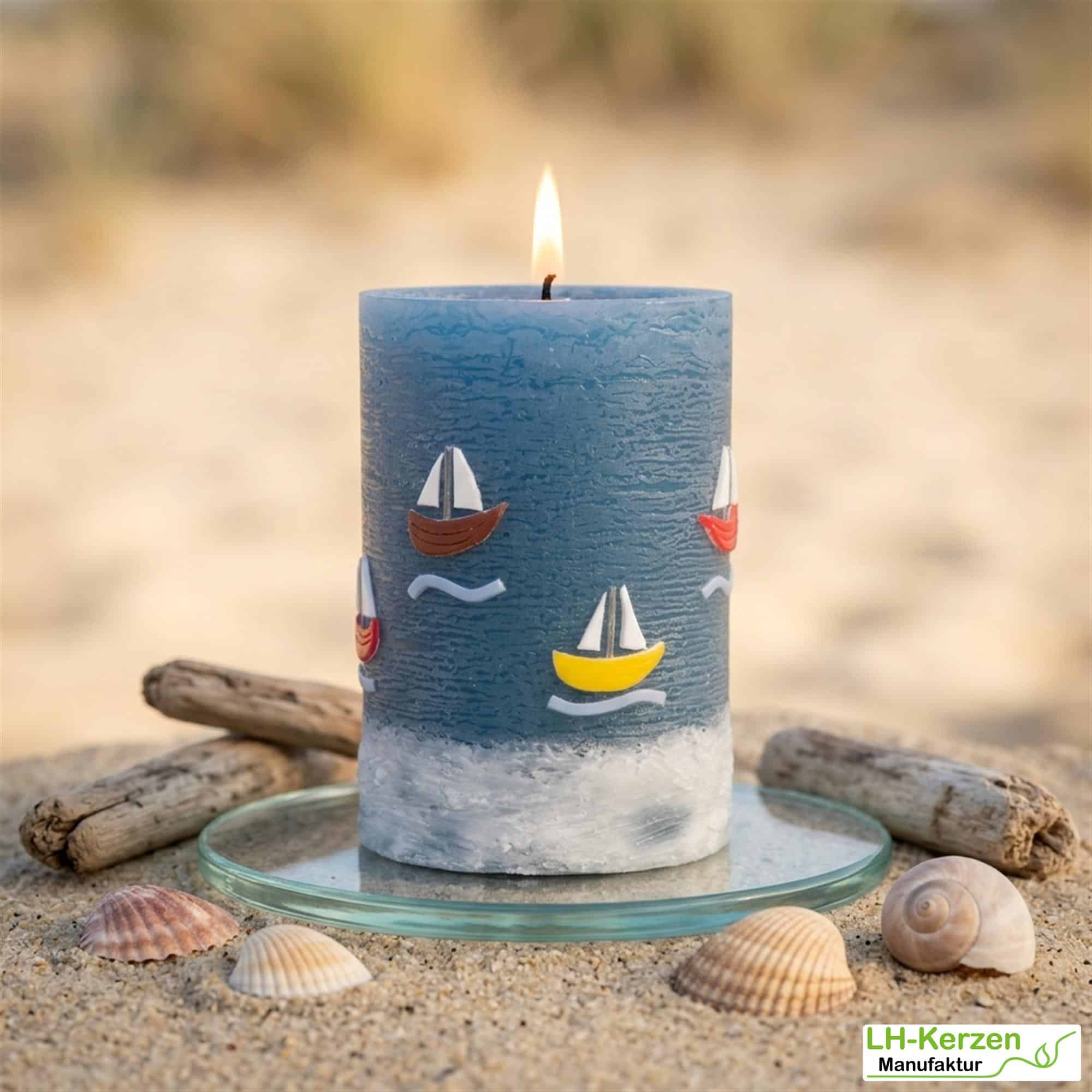 Segelnde Träume: Maritime Kerze Segelboote Urlaubserinnerung und maritime Geschenkidee