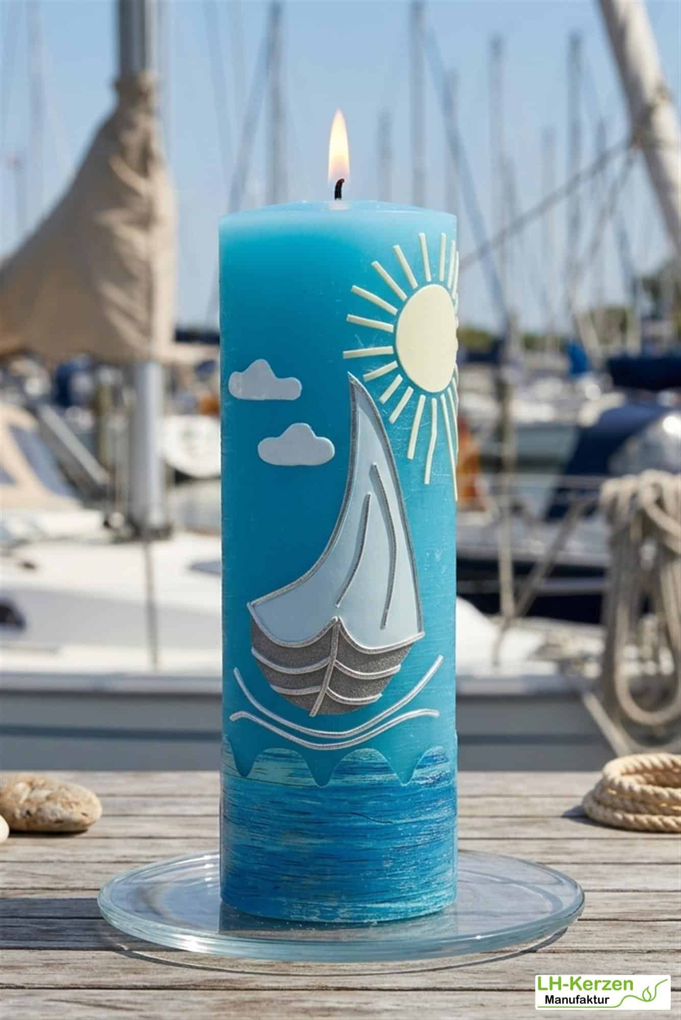 Geschenkidee für Segler: Maritime Kerze mit Segelschiff, handgemacht und dekorativ