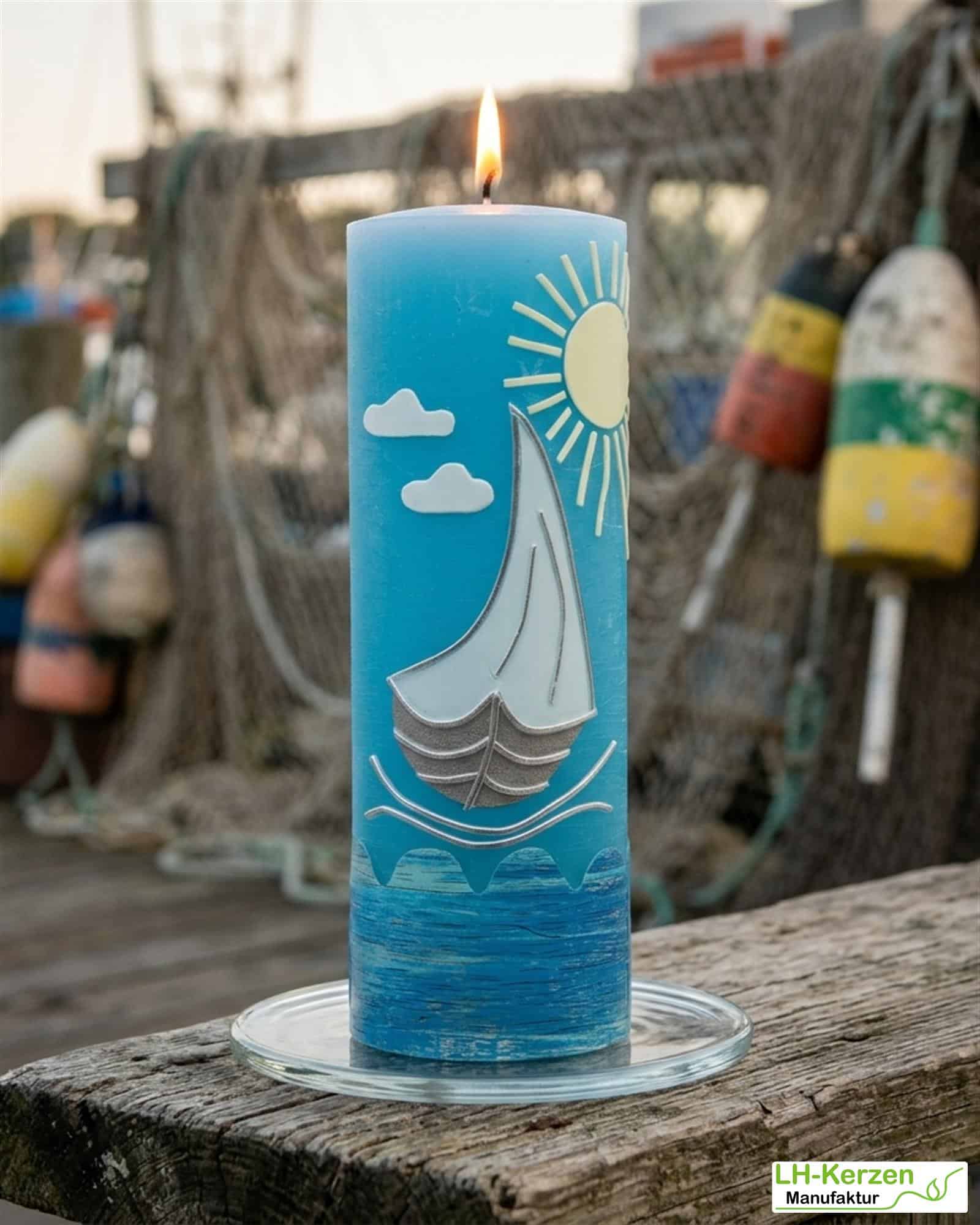 Geschenkidee für Segler: Maritime Kerze mit Segelschiff, handgemacht und dekorativ