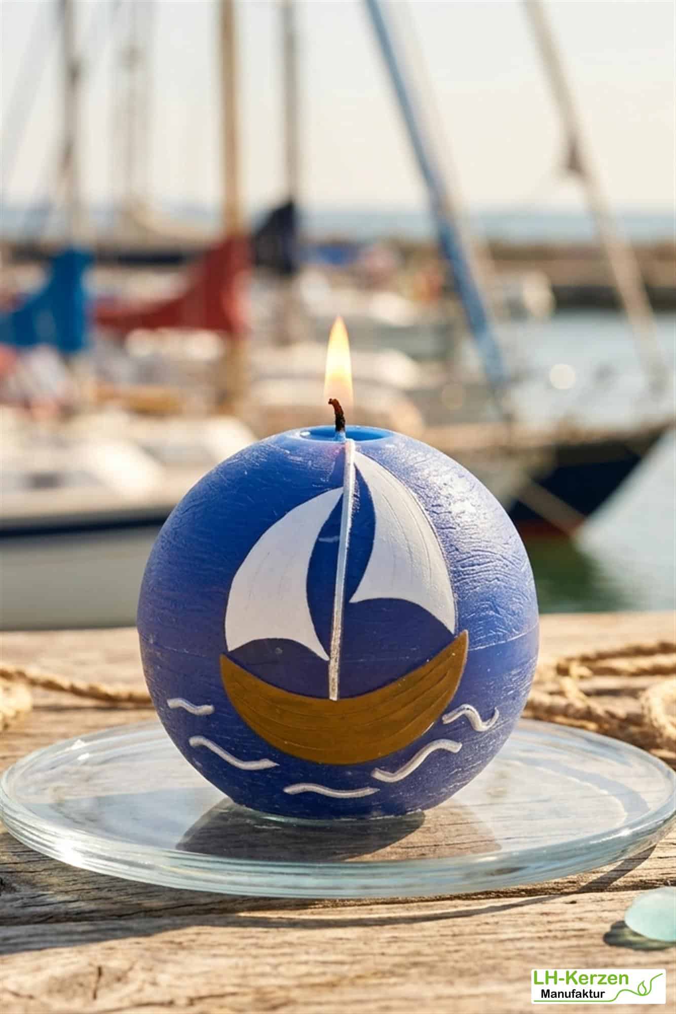 Kugelkerze mit Segelschiff – maritime Kerze in Blau, handverziert mit Wellenmotiv