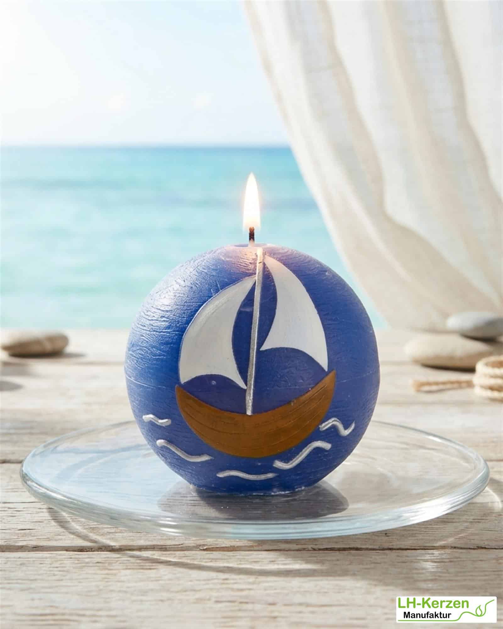 Kugelkerze mit Segelschiff – maritime Kerze in Blau, handverziert mit Wellenmotiv
