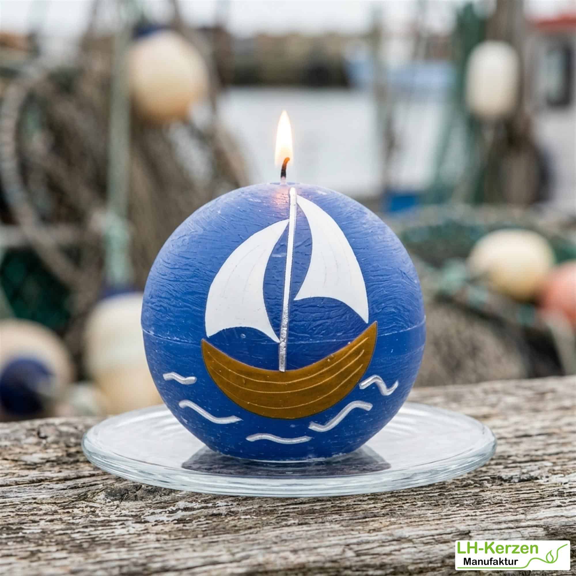 Kugelkerze mit Segelschiff – maritime Kerze in Blau, handverziert mit Wellenmotiv