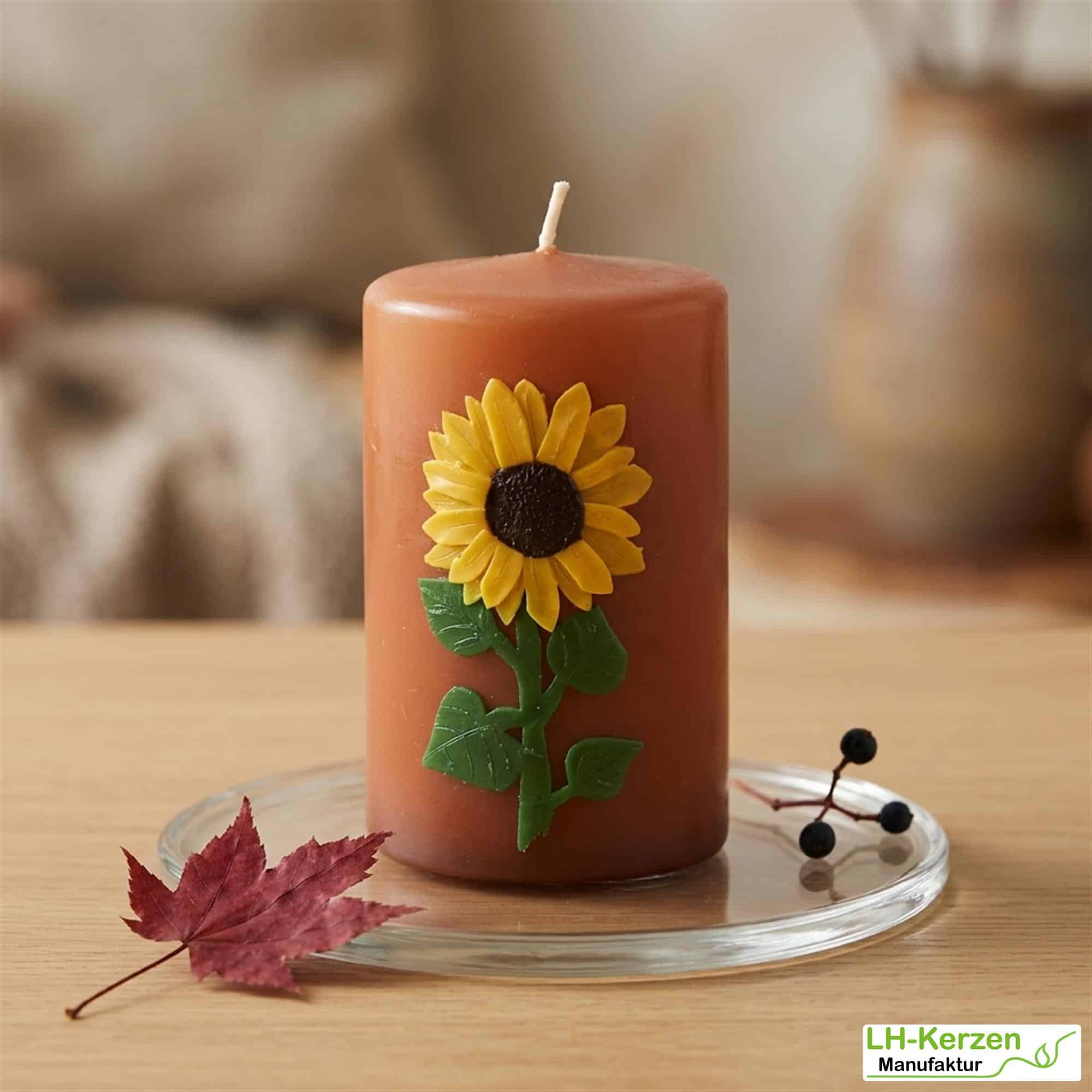Herbstkerze mit Sonnenblume – kompakte Dekoidee in warmem Braun, handverziert & personalisierbar