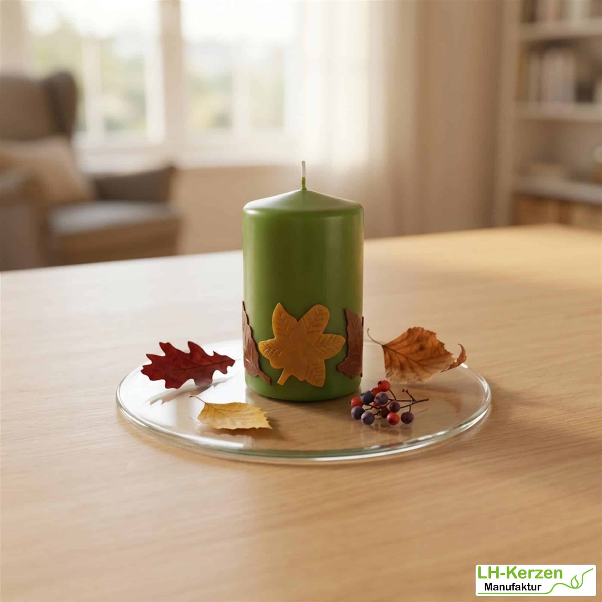Herbstkerze mit farbigen Blättern – kompakte Dekoidee in Braun oder Oliv, personalisierbar