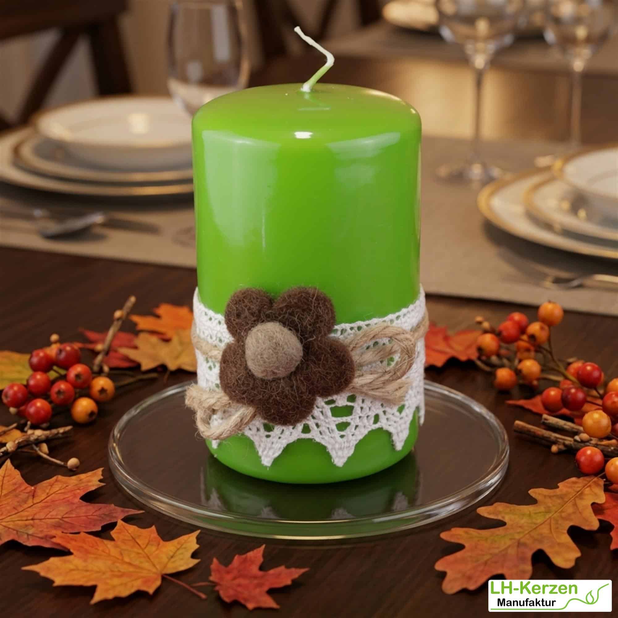 Herbstkerze Olivgrün mit brauner Filzblume auf Klöppelspitze – natürliche Herbstdeko im Landhausstil