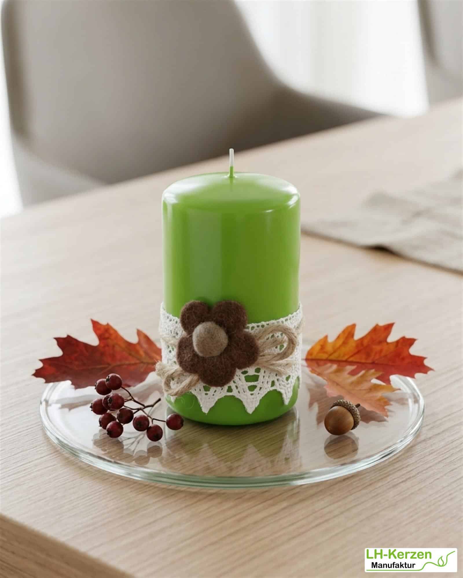 Herbstkerze Olivgrün mit brauner Filzblume auf Klöppelspitze – natürliche Herbstdeko im Landhausstil
