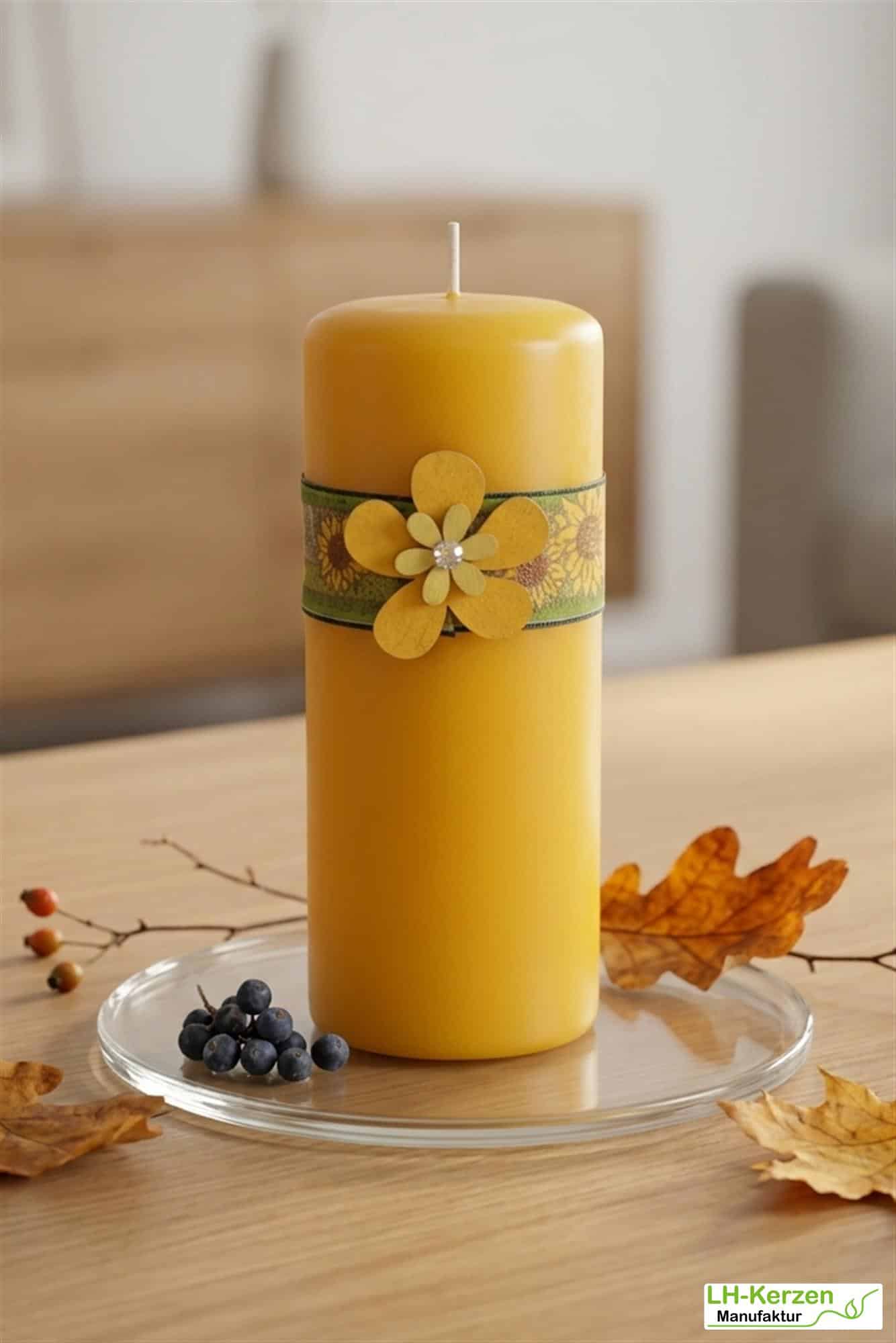 Herbstdeko Kerze in Gelb – mit Satinband, Sonnenblumenmotiv und Holzblume verziert