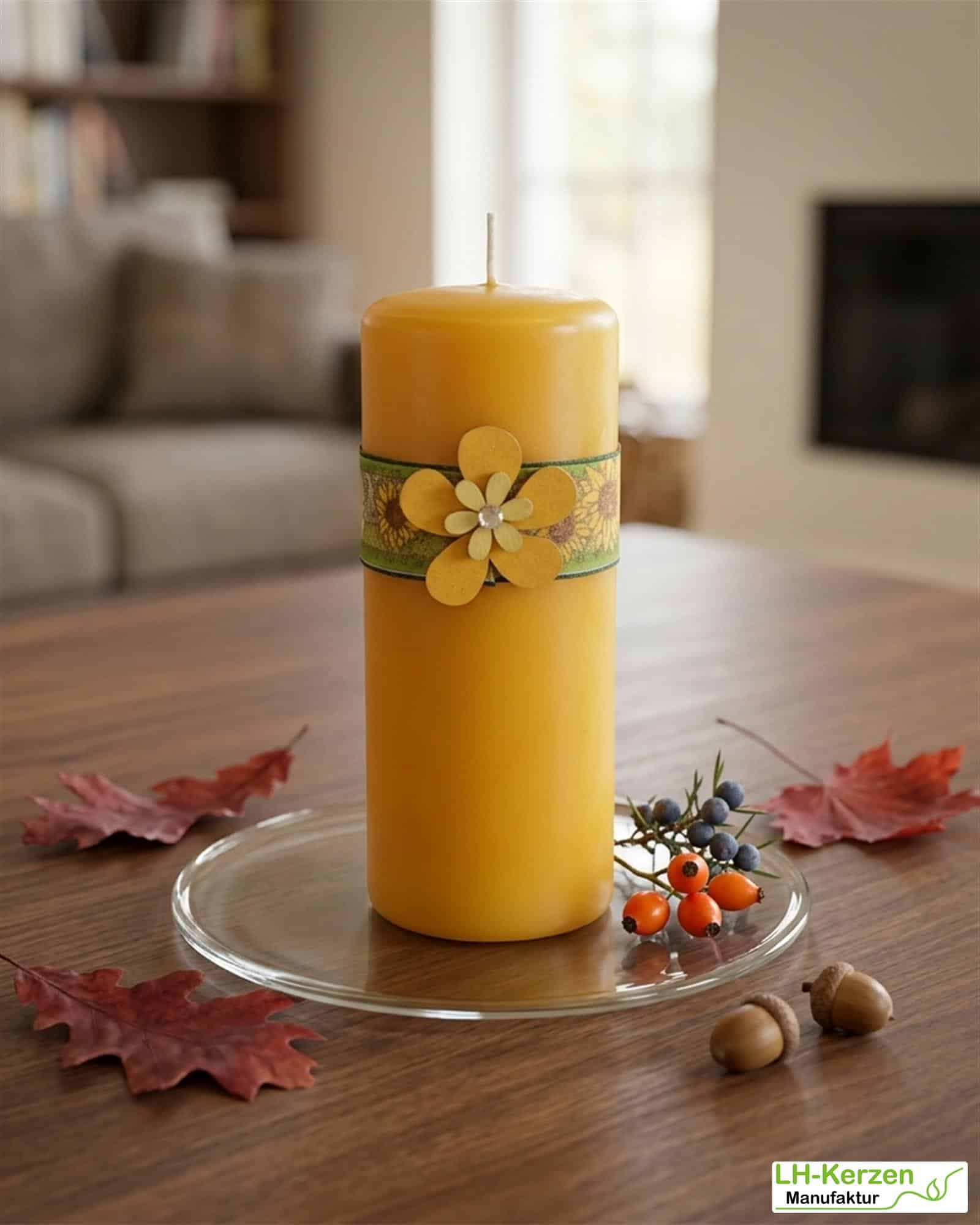Herbstdeko Kerze in Gelb – mit Satinband, Sonnenblumenmotiv und Holzblume verziert