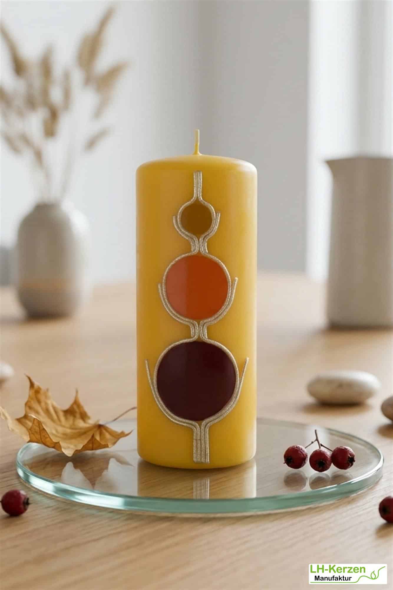 Herbstdeko Kerze Gelb mit kreisförmigen Akzenten in herbstlichen Farben Gold umrandet