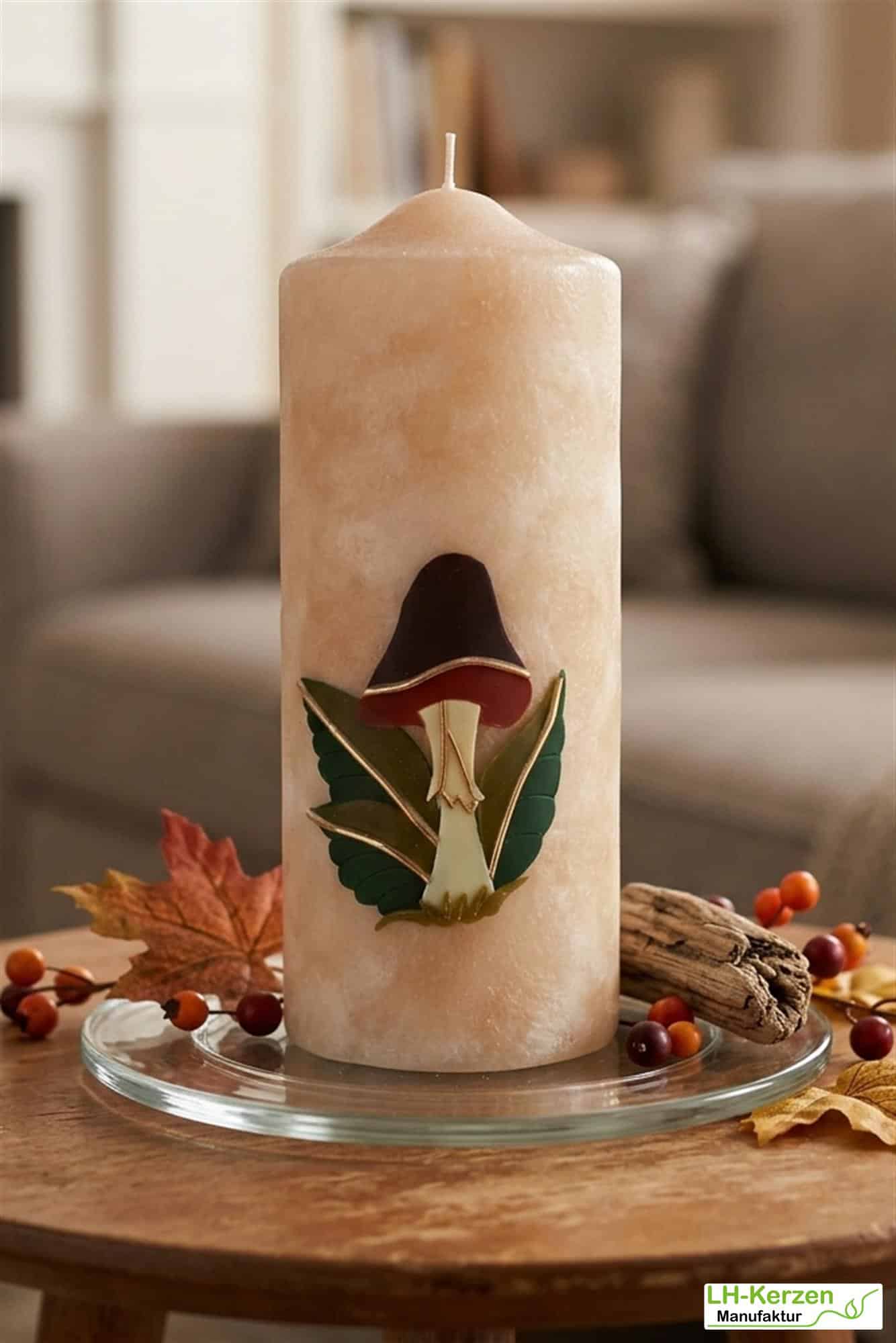 Designkerze mit Pilzmotiv und samtiger Oberfläche – elegantes Wohnaccessoire für den Herbst