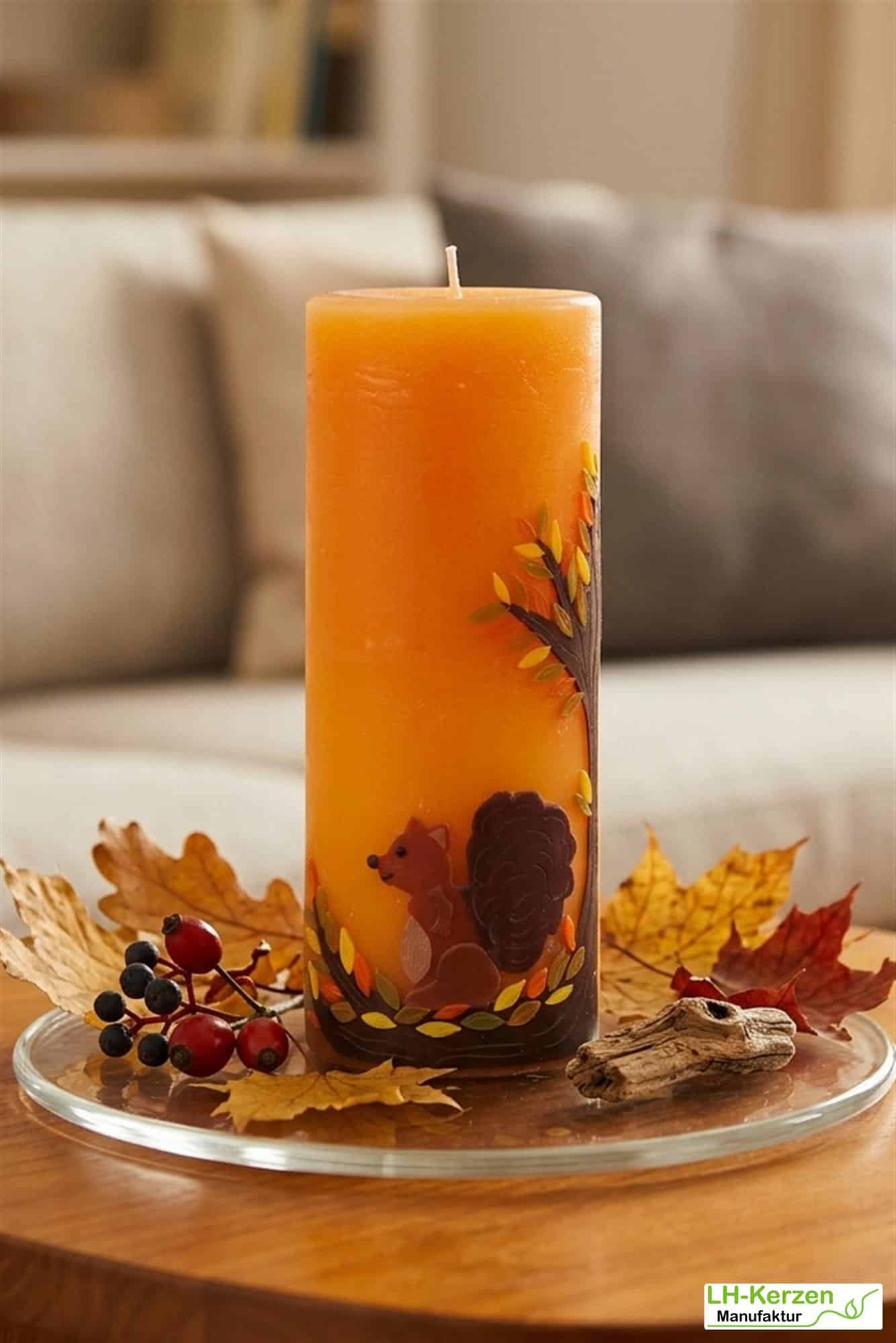 Rustikale Herbstkerze mit Eichhörnchen und Blätternest – stimmungsvolle Handarbeit aus Wachs