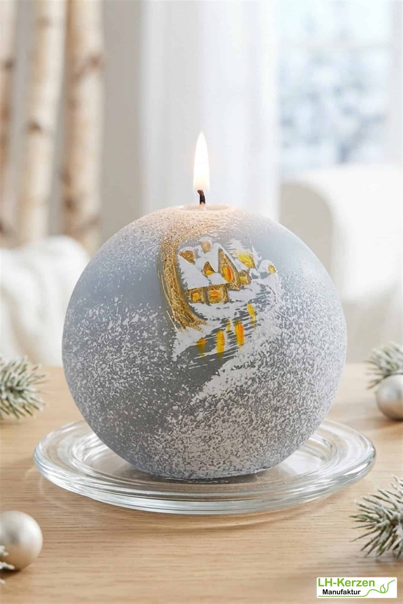 Kugelkerze AuraElsa – Handverziert mit Winterdorf-Szene, festliche Weihnachtsdeko oder Geschenkidee