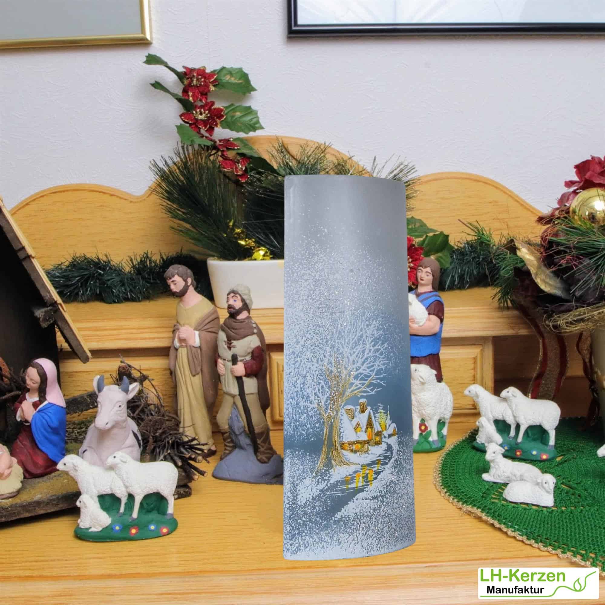 Himmelblaue Formkerze 'ElsaWinter', Ovales Design – Winterliches Dorfmotiv & Schneeflocken