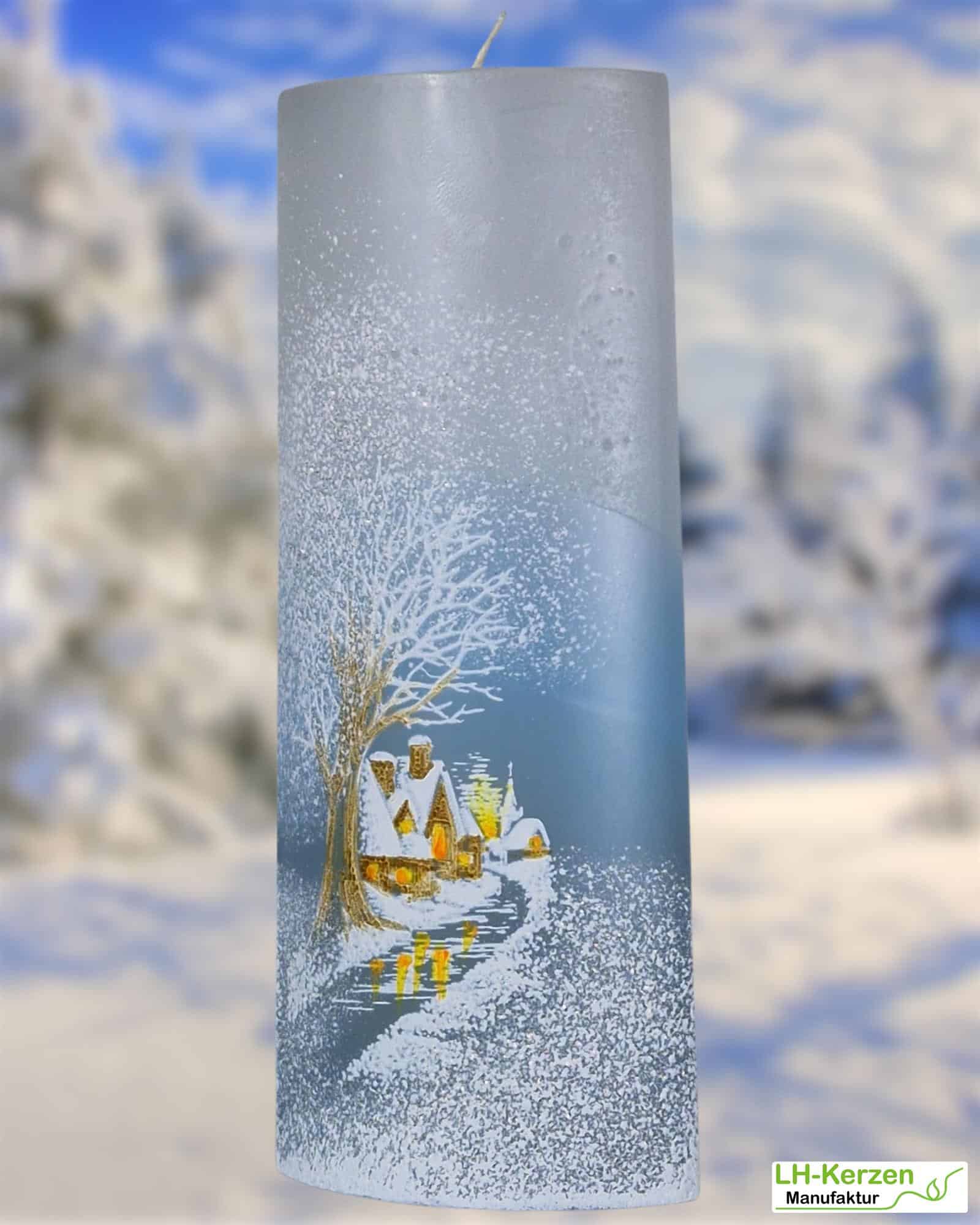 Himmelblaue Formkerze 'ElsaWinter', Ovales Design – Winterliches Dorfmotiv & Schneeflocken